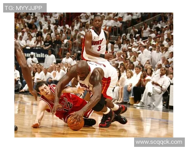 热火与公牛季后赛第三场激战回顾球员表现与战术分析全景呈现 热火与公牛季后赛第三场激战回顾球员表现与战术分析全景呈现